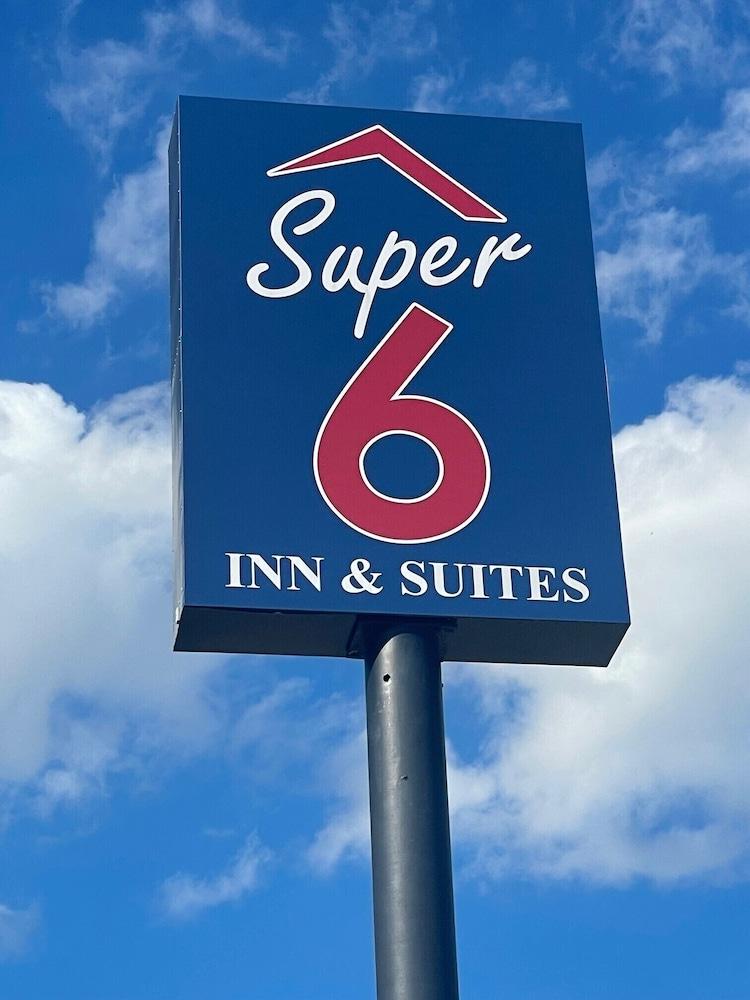 Super 6 Inn & Suites Baton Rouge Exterior photo