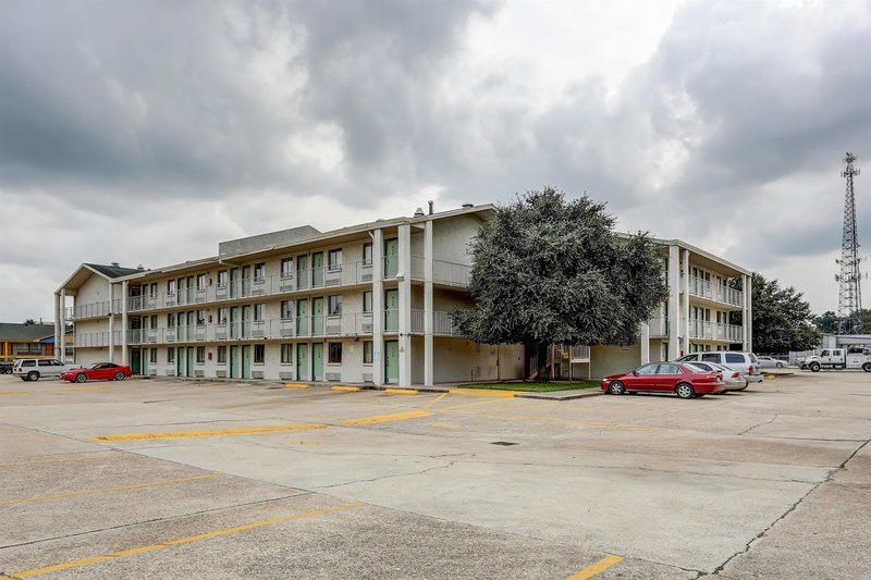 Super 6 Inn & Suites Baton Rouge Exterior photo