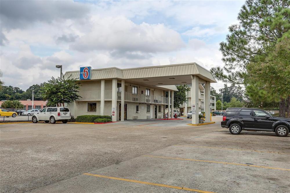 Super 6 Inn & Suites Baton Rouge Exterior photo