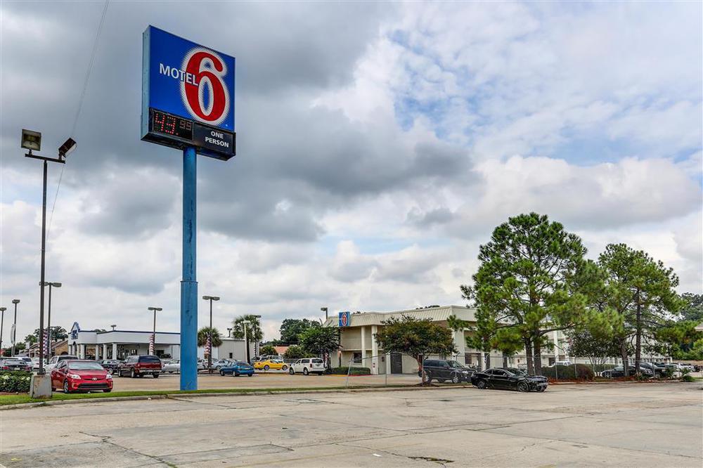 Super 6 Inn & Suites Baton Rouge Exterior photo