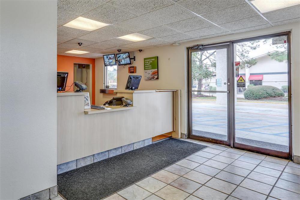 Super 6 Inn & Suites Baton Rouge Interior photo