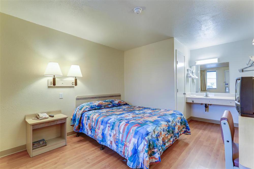 Super 6 Inn & Suites Baton Rouge Room photo